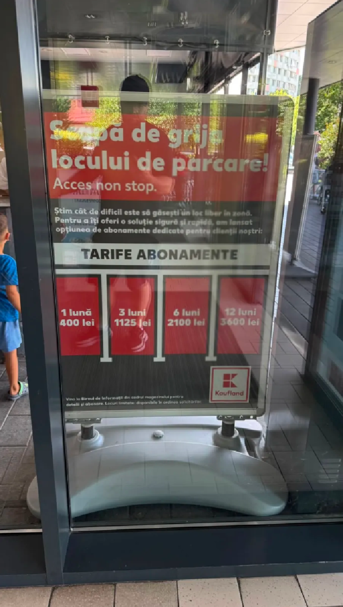 Afișul tarifelor pentru abonamentele de parcare testate de Kaufland în Colentina