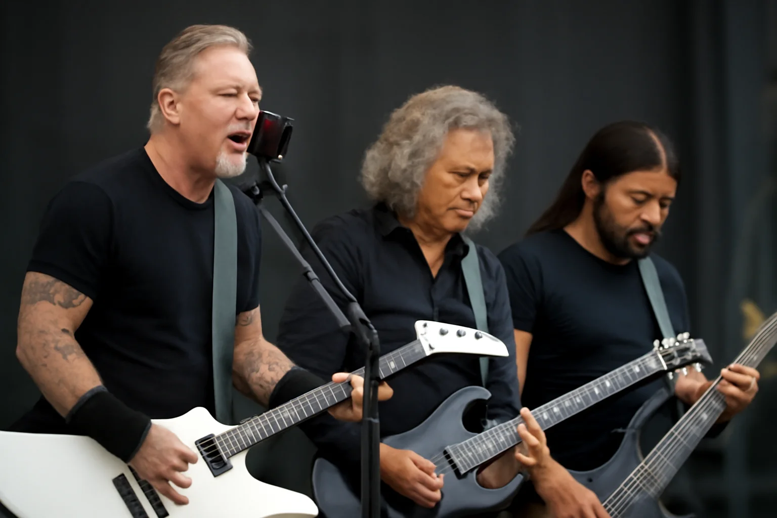 Metallica interpretează în română piesa Compact Cine ești tu