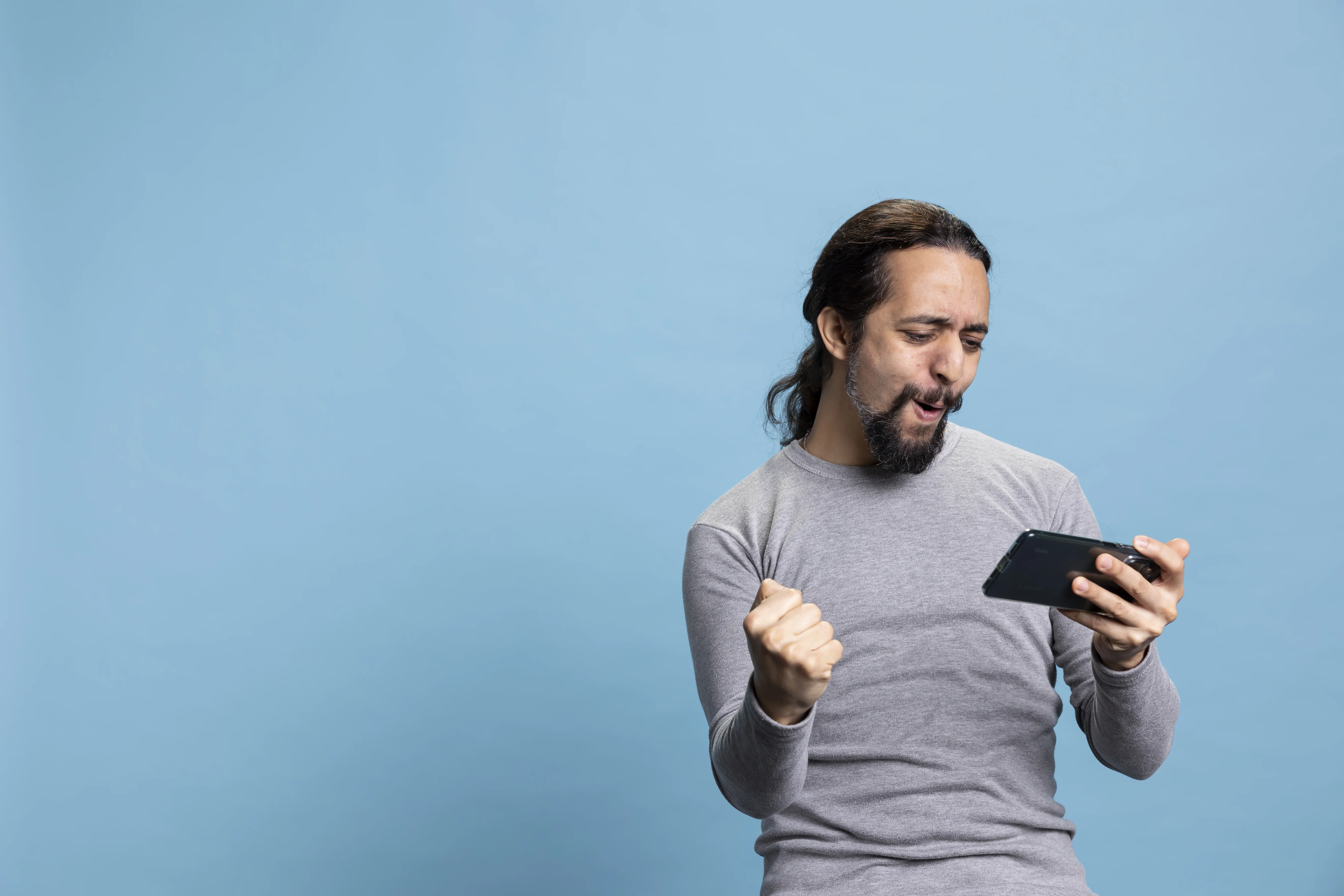 De ce experiențele digitale interactive, inclusiv păcănelele online, rămân populare în rândul adulților