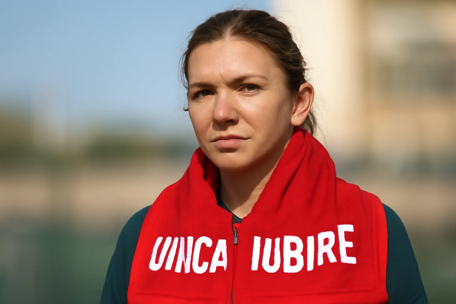 Simona Halep, cu eșarfa UNICA IUBIRE, suporter de Grand Slam direct din Dubai.